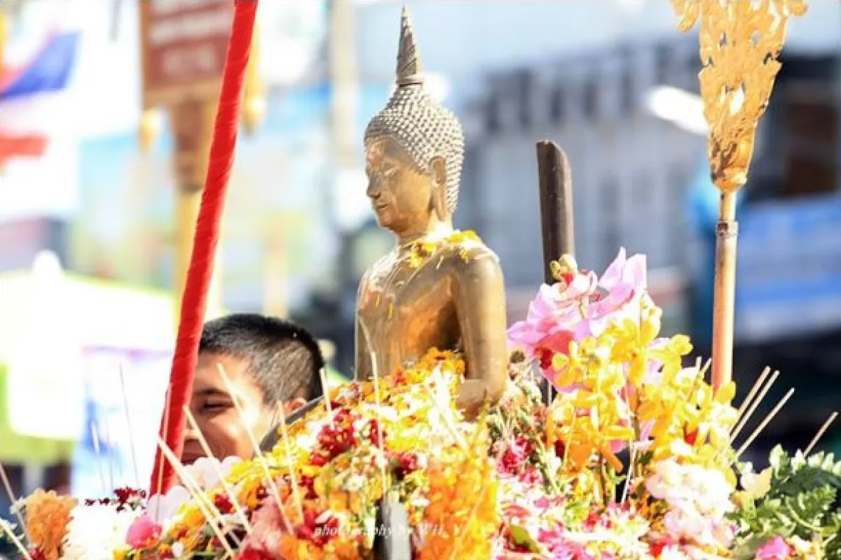 Inviting ceremony for the Buddha statue in Wiang Jiang Hai and offering alms to monks on New Year's Day