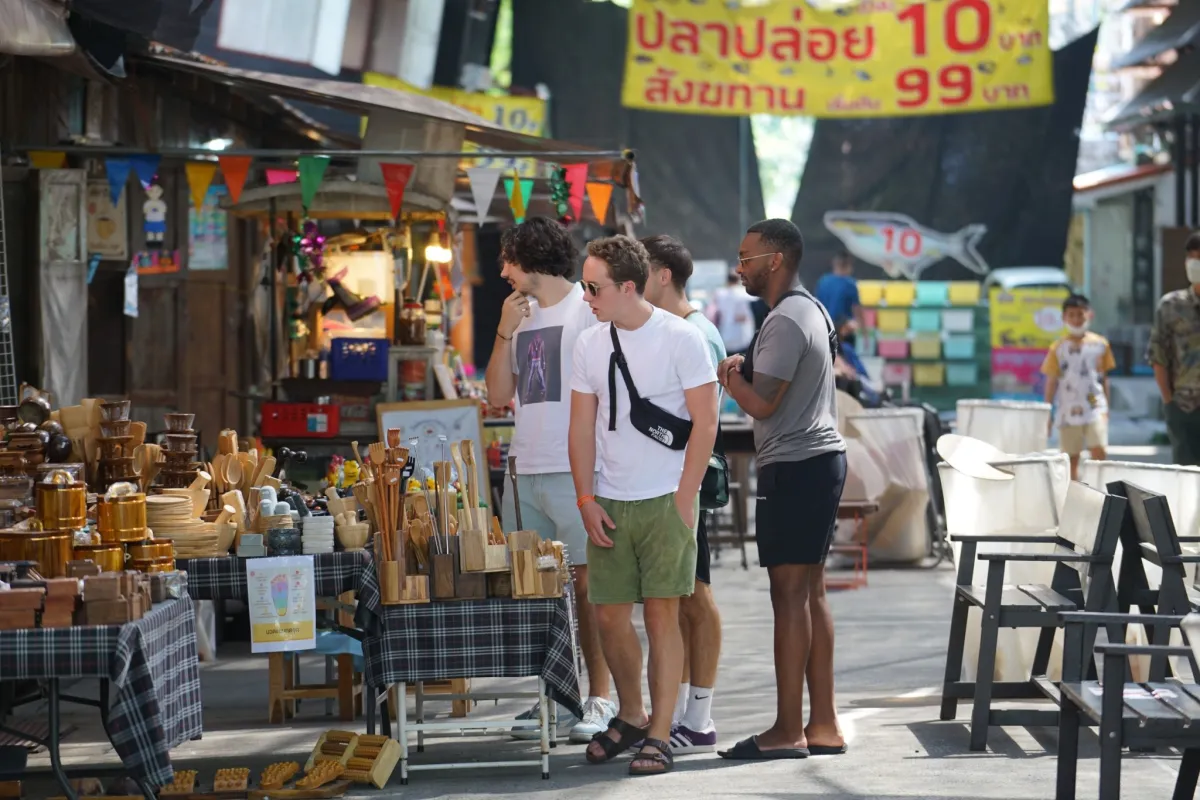 Visiting five floating markets around town  (Market 1: Kwan-Riam)