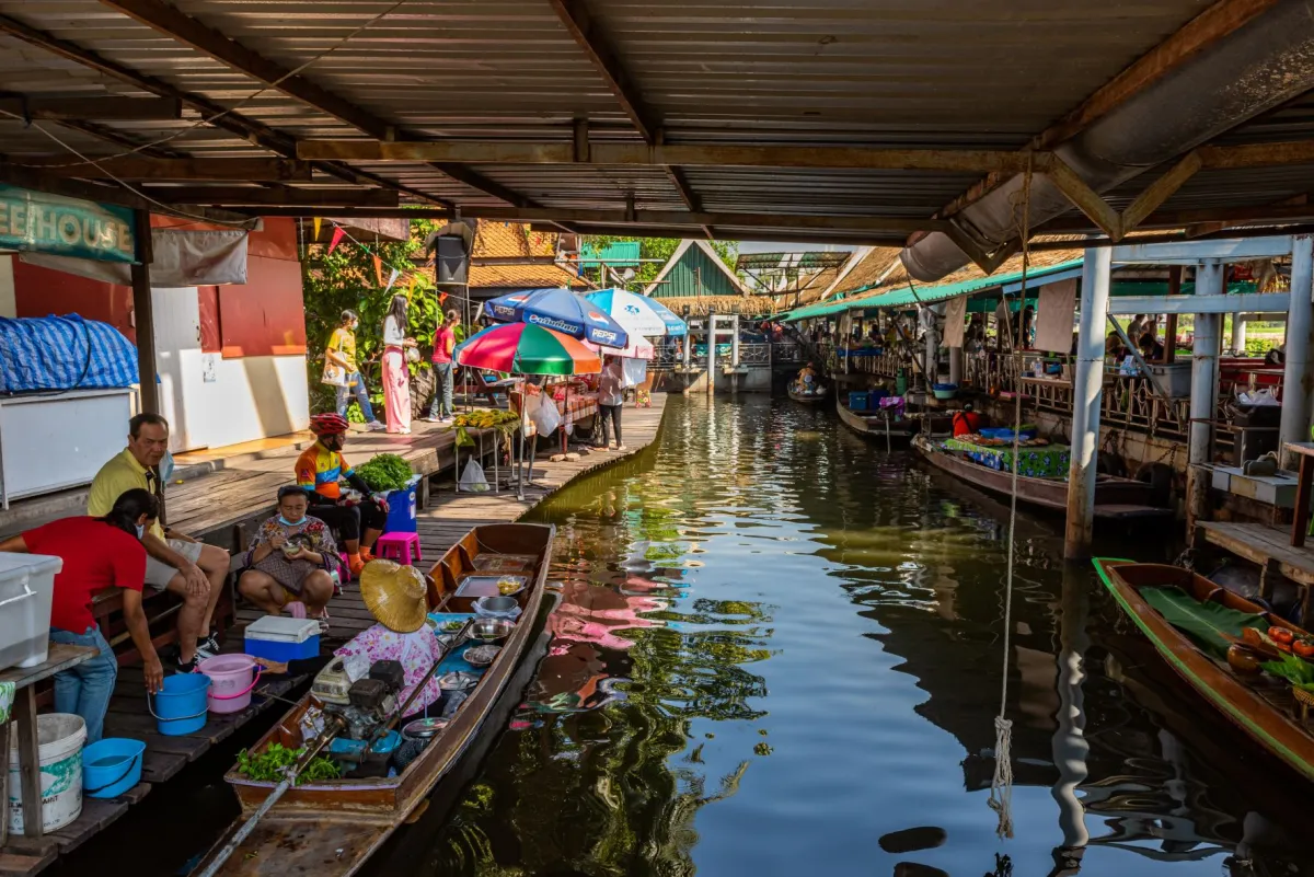 Visiting five floating markets around town  (Market 4: Taling Chan)