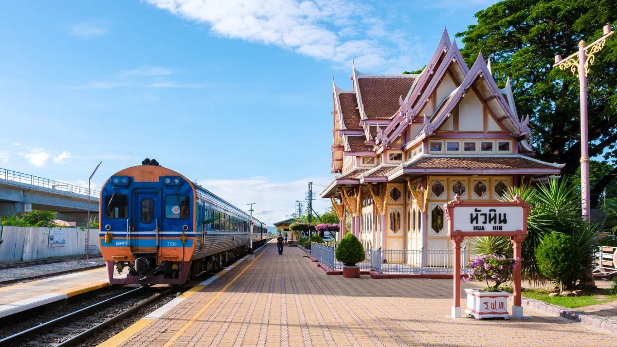 วันเดียวก็เที่ยวได้ นั่งรถไฟเส้นทางชายทะเลหัวหิน-สวนสนประดิพัทธ์