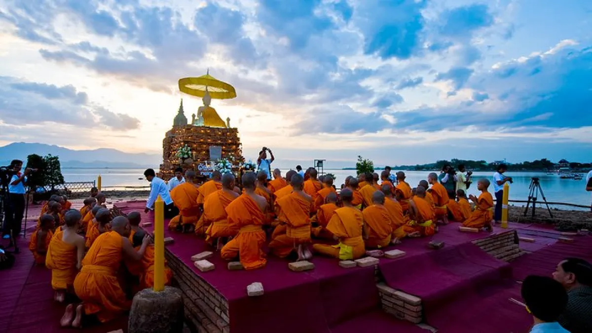 Bootsfahrt mit brennenden Kerzen in der Hand um einen Tempel in Kwan Phayao herum, dem einzigen auf der Welt, 2023 Provinz Phayao