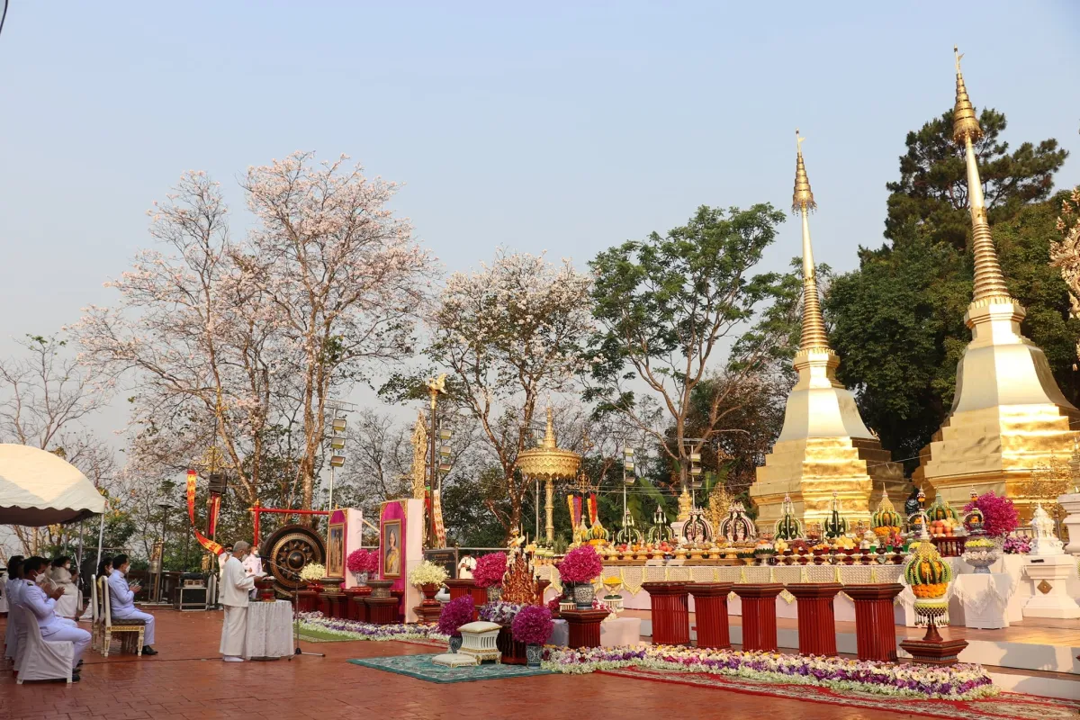 Zeremonie der Anbetung und Wassergießen auf Phra That Doi Tung, Provinz Chiang Rai