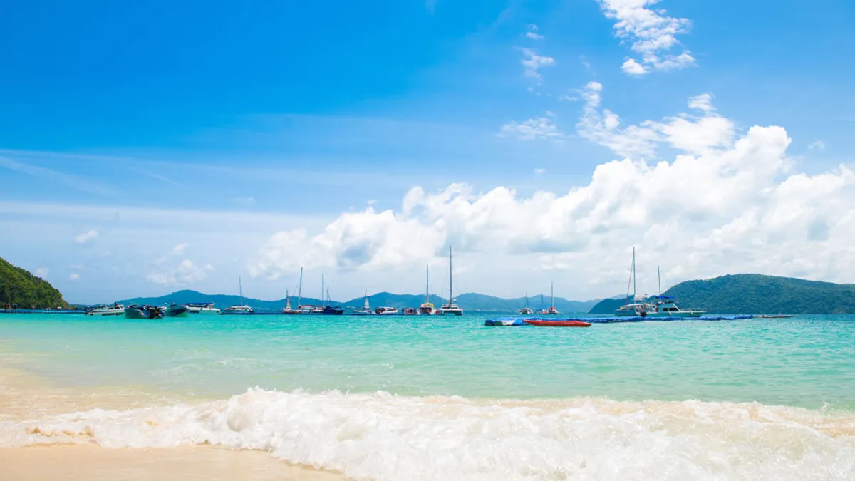 Abenteuerliche Reise - weißer Sandstrand, Berührung von Korallen - Fischschwärme, Schnorcheln auf der Koralleninsel, Phuket