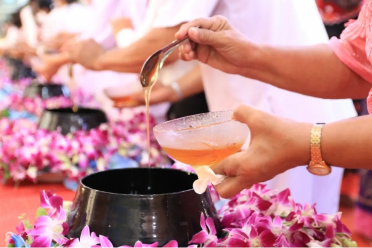 Tak Bat Nam Phueng (Honey Offering Tradition)