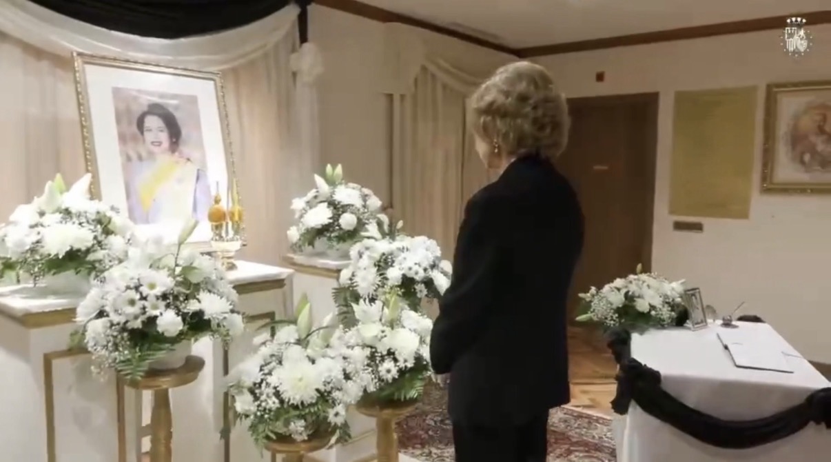 Her Majesty Queen Sofía of Spain recently visited the Royal Thai Embassy in Madrid to sign the condolence book for Her Majesty Queen Sirikit, the beloved Queen Mother of Thailand.